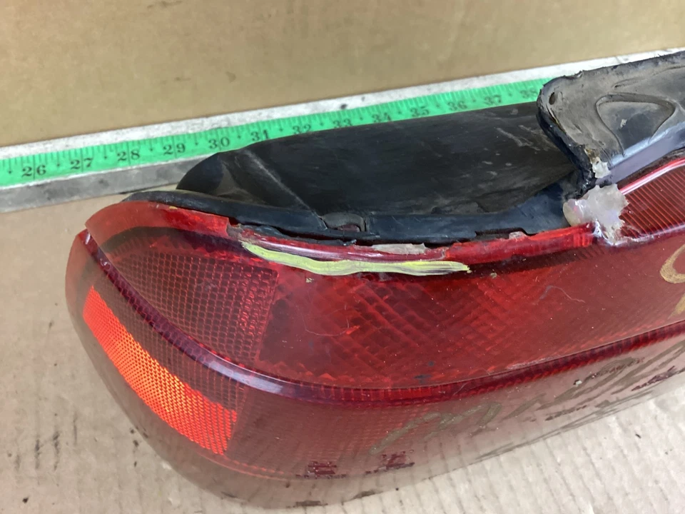 Задний левый задний фонарь в сборе для Mitsubishi Mirage 1989 - 1991 годов выпуска от оригинального производителя - Изображение 4 из 4