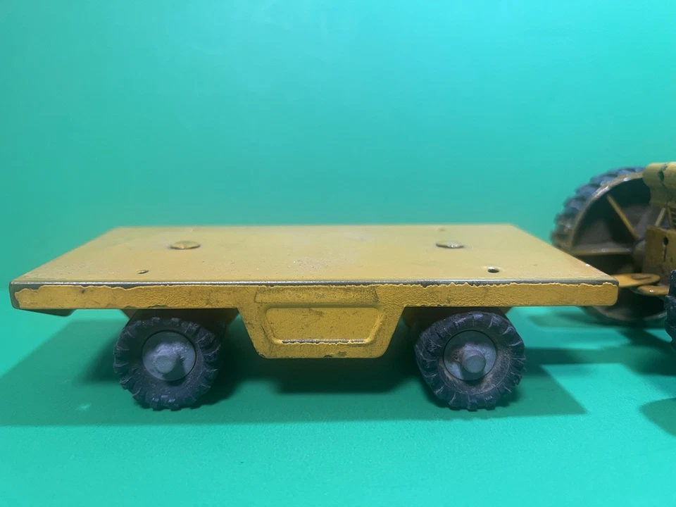 Trator de brinquedo vintage Hubley Farmall H com reboque de cama plana de 4 rodas - Imagem 3 de 4