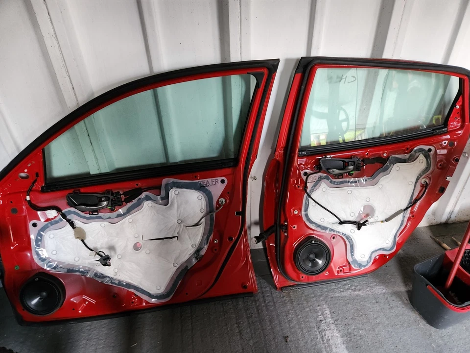 Honda Civic 2019 Complete Offside/Rhs Rear&Front Door RED Window Speaker Handle  - Image 2 of 4