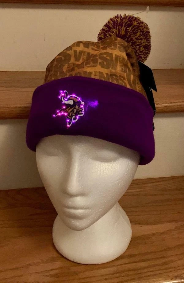 NFL~MINNESOTA VIKINGS LIGHT UP KNIT POM POM STYLE STOCKING HAT~CAP~BEANIE~NWT