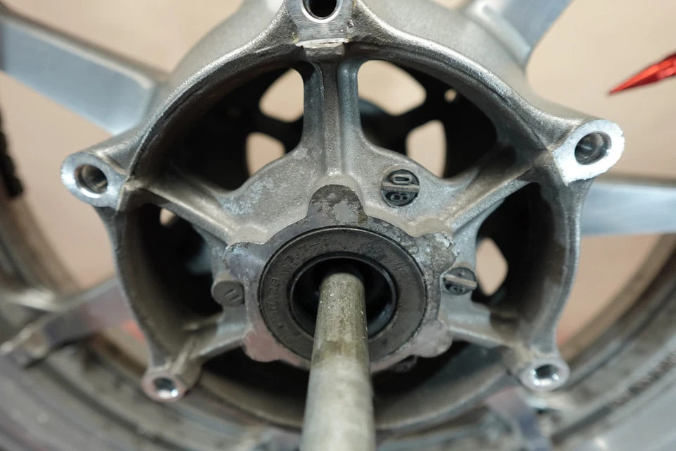 Roda dianteira aro pneu 07-15 Yamaha VStar 1300 V Star XVS1300 SHINKO 130/90 B16 - Imagem 2 de 4