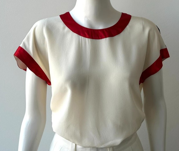 Chemisier en soie pure avec garniture satin rouge