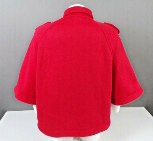 Abrigo con capa para mujer Solaris poncho con botones rojo grande - Imagen 3 de 10