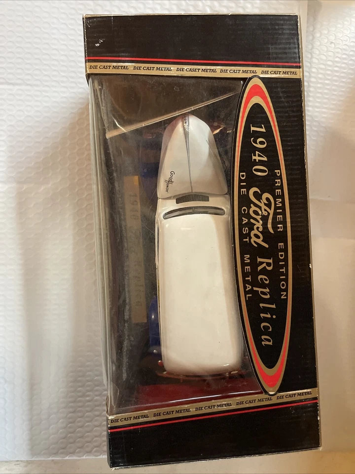 Golden Wheels Premier Edition 1940 Ford Replica Diecast Metal White 1:18 - Image 3 of 4