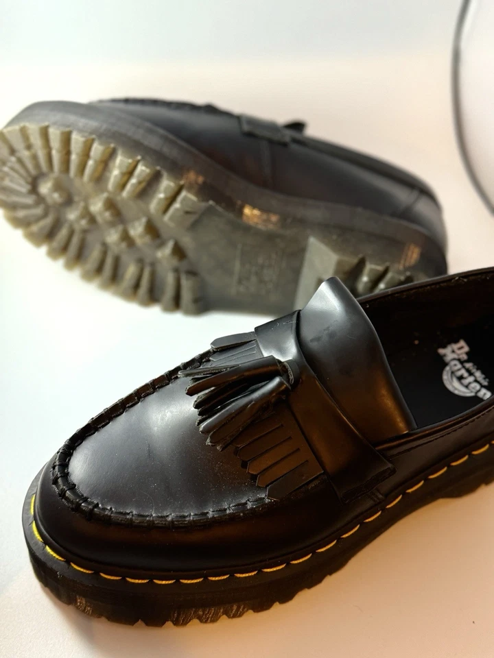 Mocasines Dr. Martens Adrian Borla - Cuero Negro con Costuras Amarillas Foto 2 de 4