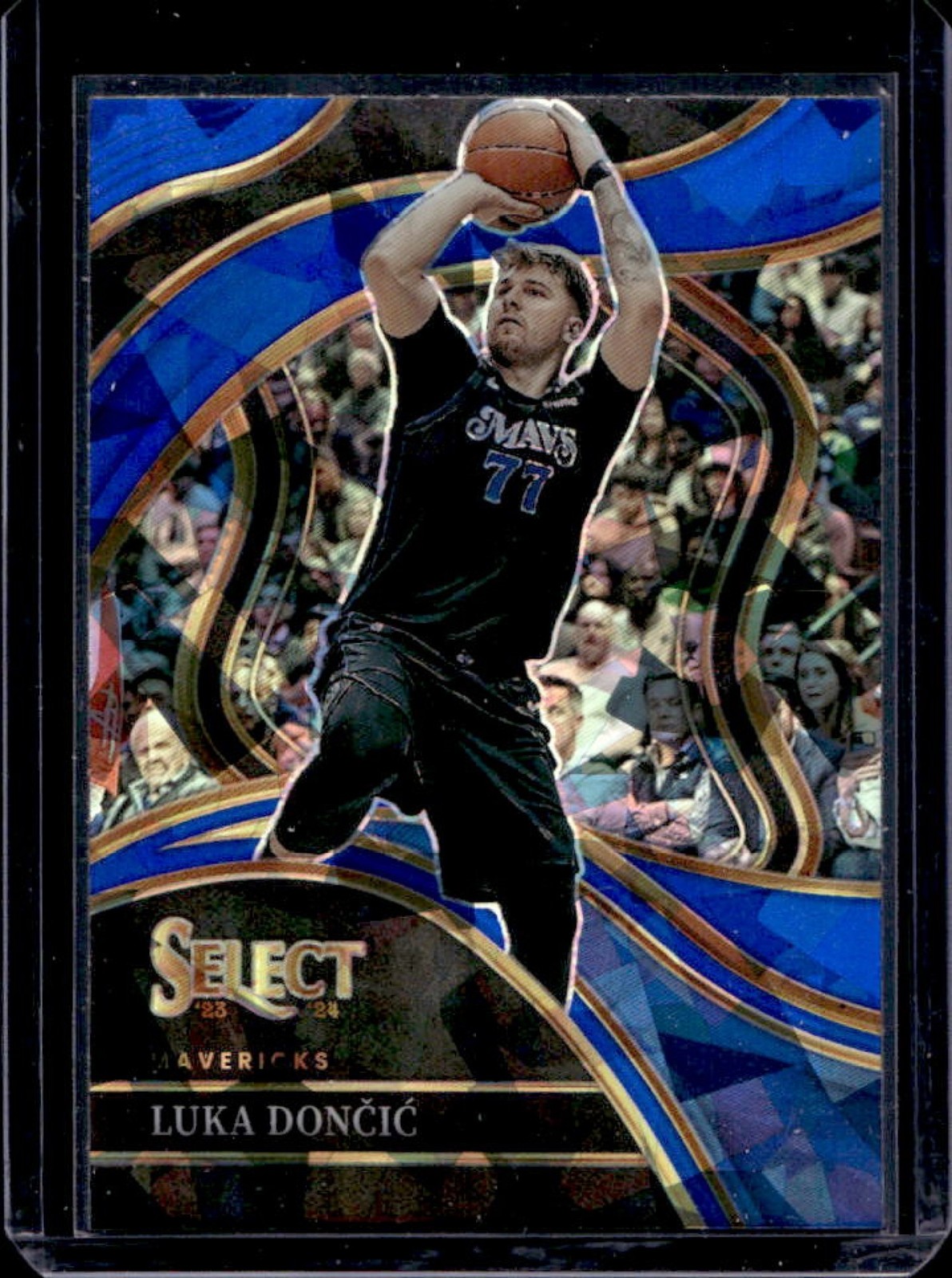 2023-24 Select Luka Doncic Blue Cracked Ice Prizms Courtside #251 Mavericks