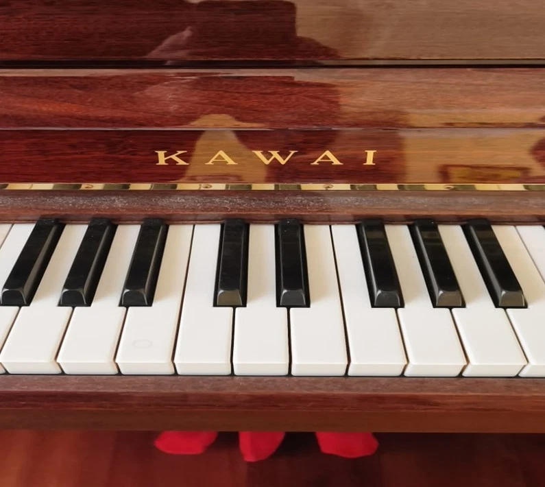 PIANO VERTICAL MARCA KAWAI MODELO KX15 150 CM LARGO, 110 CM ALTO y 59 CM