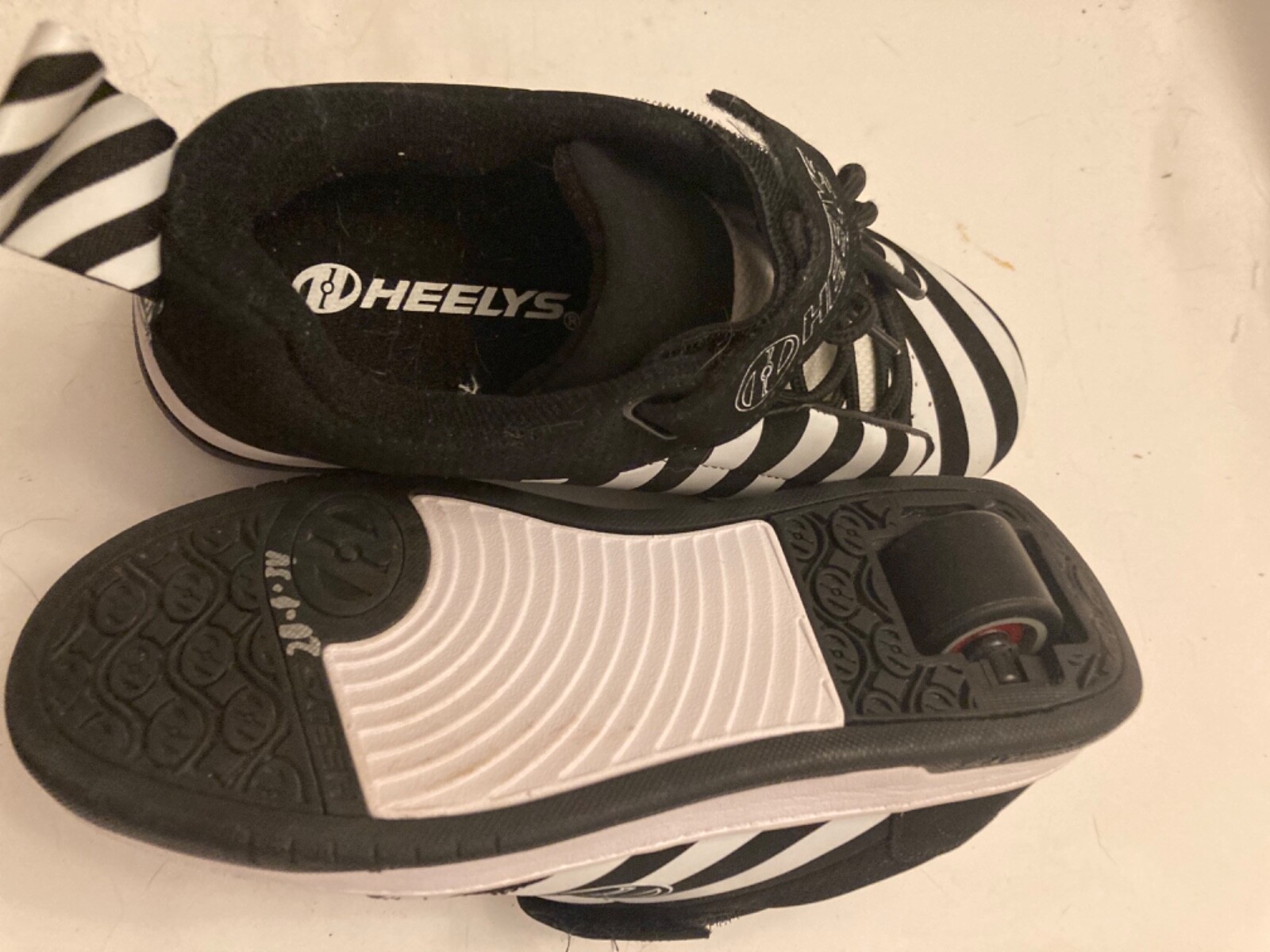 HEELYS Skate Shoes Youth Size 6. Black With White Stripes NEW without