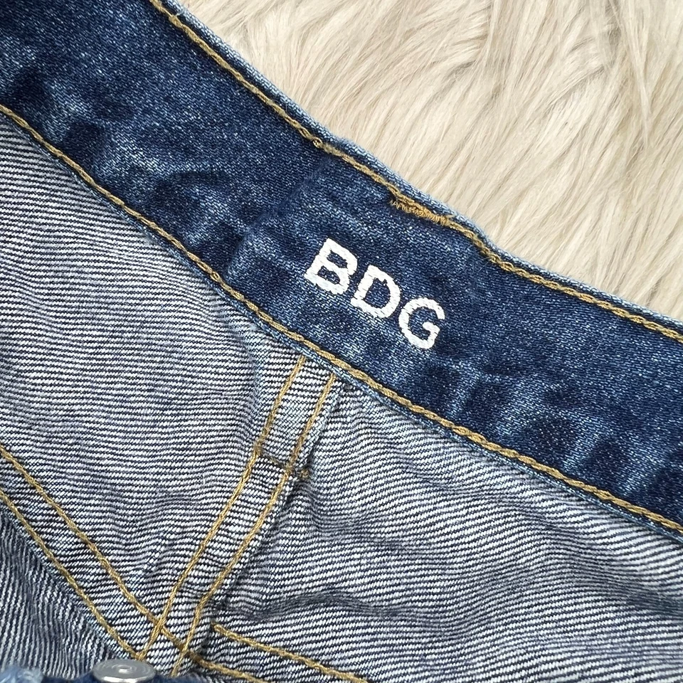 Urban Outfitters BDG Para Mujer 26 Tiro Medio Ventoso Lateral Corto Dobladillo Dividido Lavado Ligero Foto 3 de 4