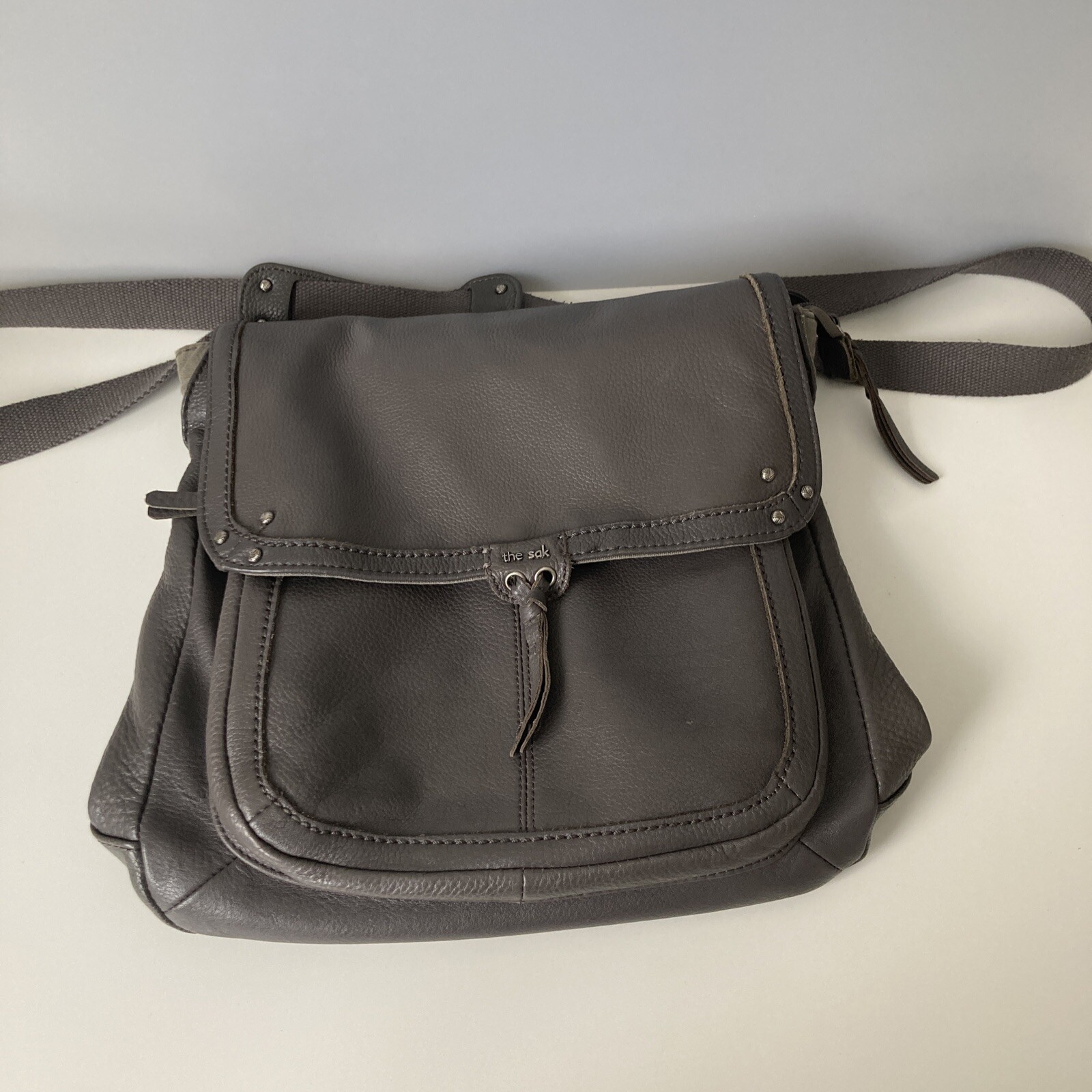 The Sak Gray Bag Turns into Backpack ( Leather ) Magnetic Latch | eBay