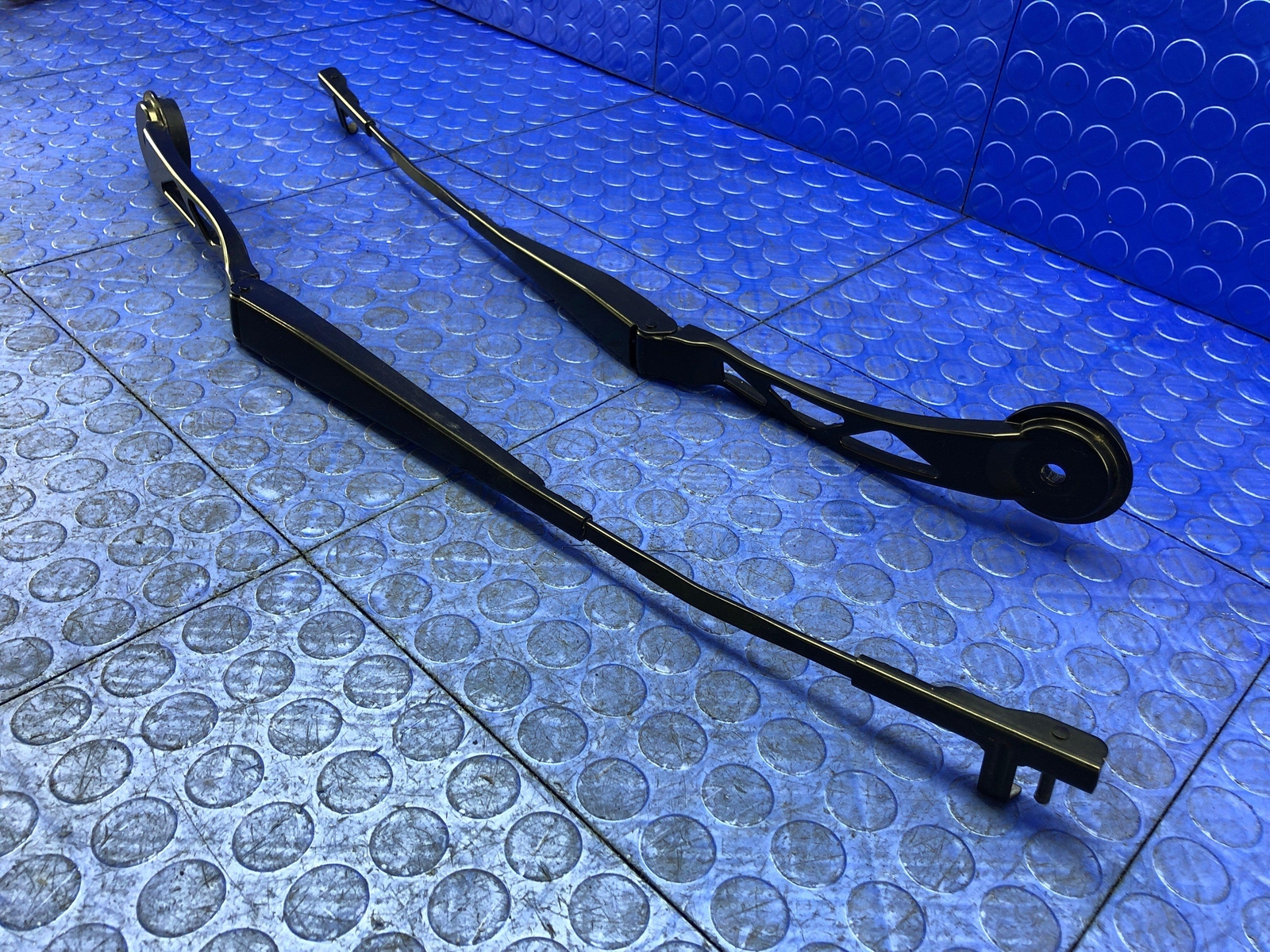 2014-2020 BMW I8 OEM FRONT RIGHT AND LEFT WINDSHIELD WIPER ARM SET