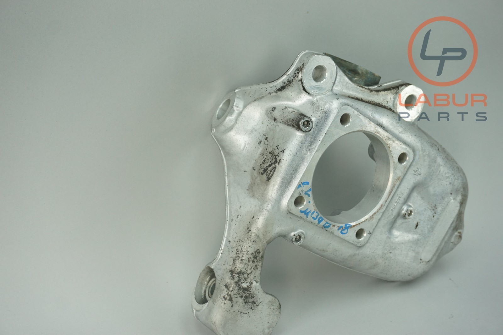 M139 03-08 Maserati Quattroporte Front Left Driver Side Spindle Knuckle C993