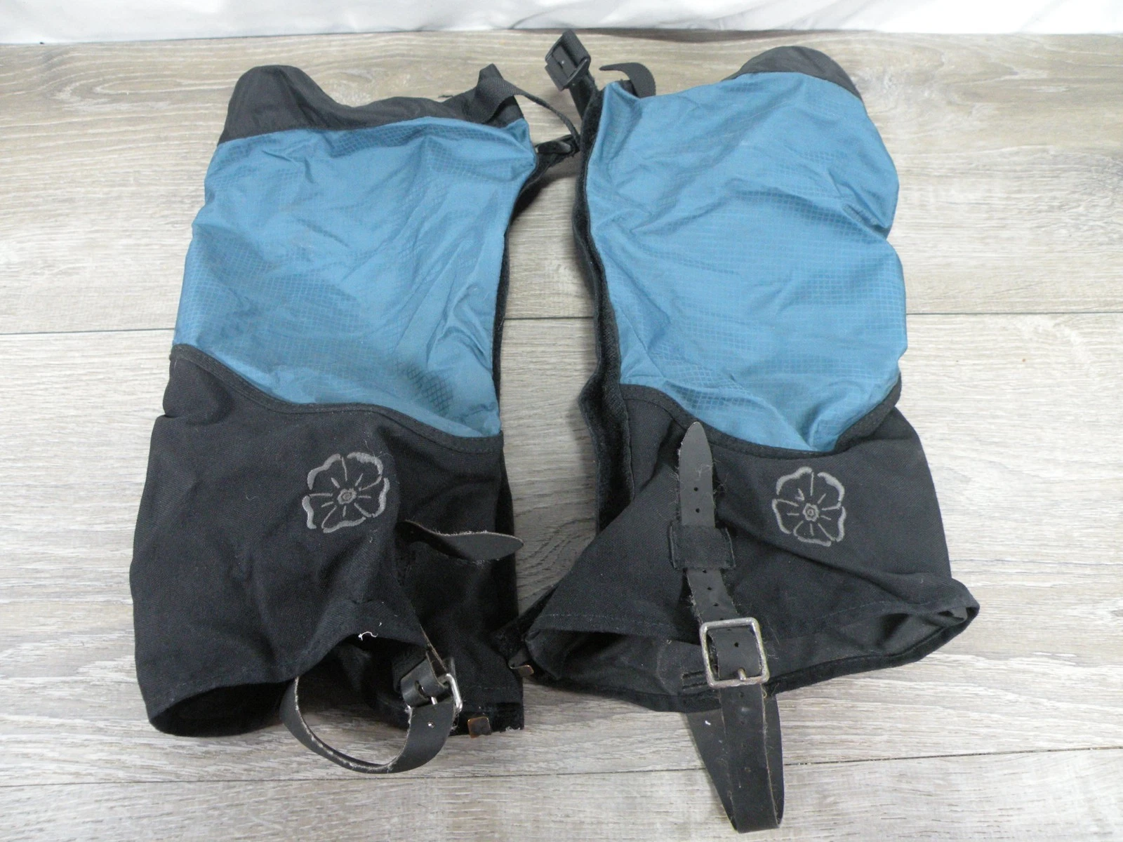 Outdoor Research OR Verglas Gaiters Small S Black Blue Hiking Climbing Snow
Opens in a new window or