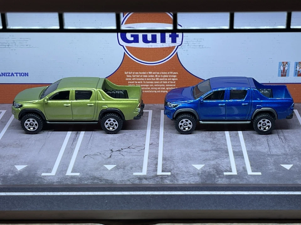 LOT 2 2018 Toyota Hiliux Matchbox Green & Blue Pick Up Truck Diorama Loose 1/64 - Image 2 of 4