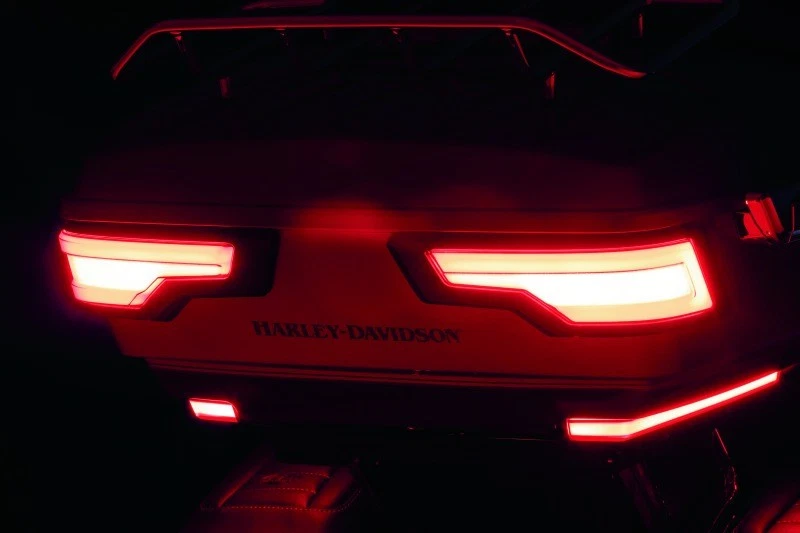 Luces traseras Tracer Tour Pak lentes de humo negras Kuryakyn 2955 Foto 2 de 4