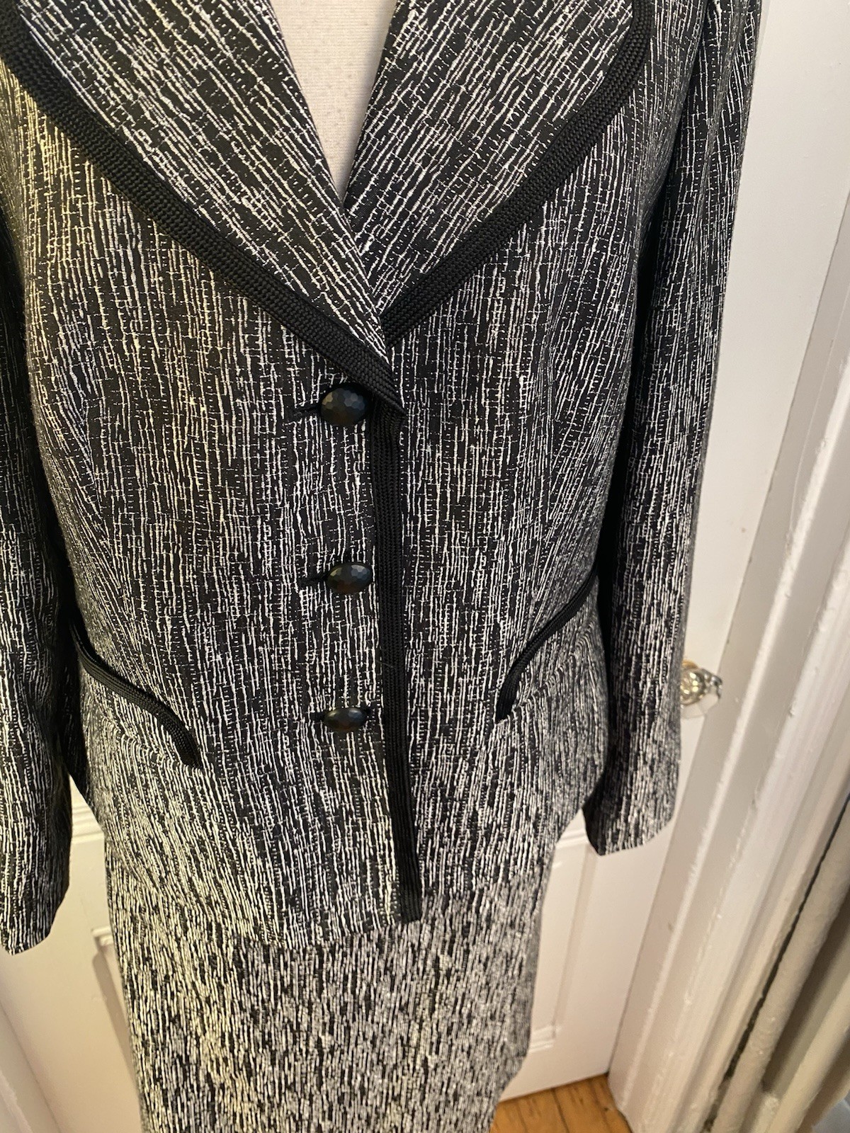 KASPER LOVELY SKIRT SUIT-BLACK & WHITE DESIGNS-BUTTON BACK FABRIC-SIZE12-NWOT