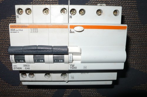Disjoncteur Différentiel Bipolaire 30mA C20A – Merlin Gerin, Occasion