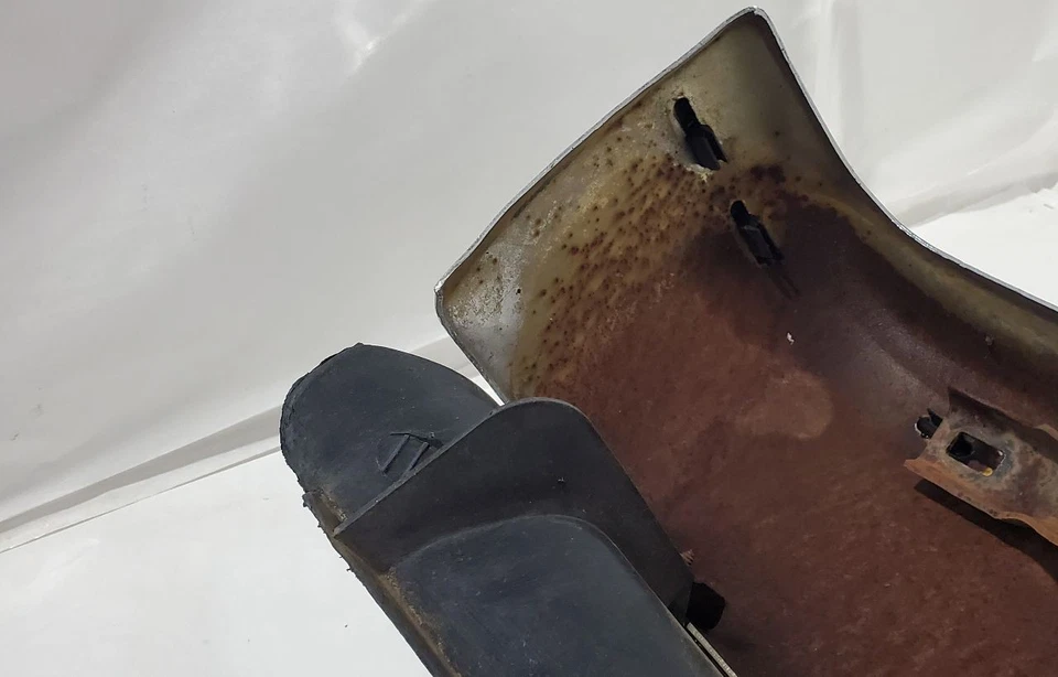 Front Bumper Has Missing Chrome Strip OEM 1983 1991 Chevrolet Suburban 1500 2500 — 第 3/4 张图片