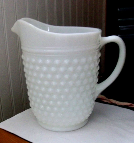 Vintage  8" Anchor Hocking hobnail milkglass pitcher 64oz. 2 Qt. Excellent