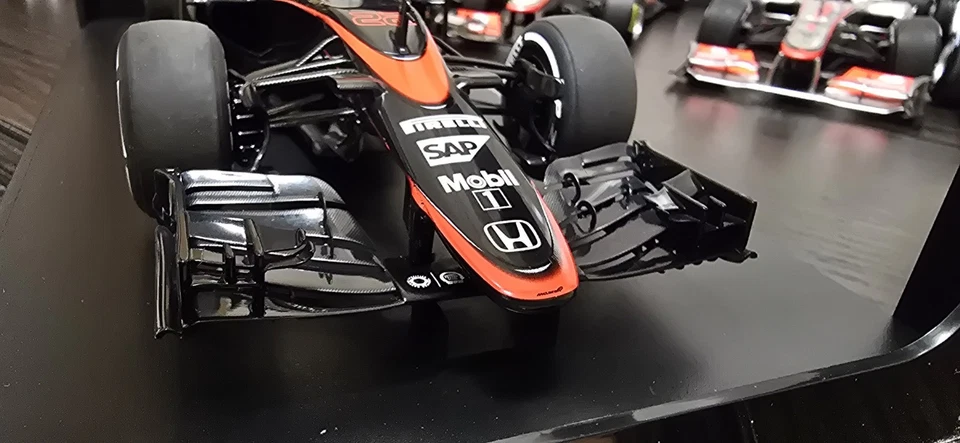 F1 McLaren Honda MP4-30 2015 Jenson Button 1:18 AutoArt - Image 4 of 4