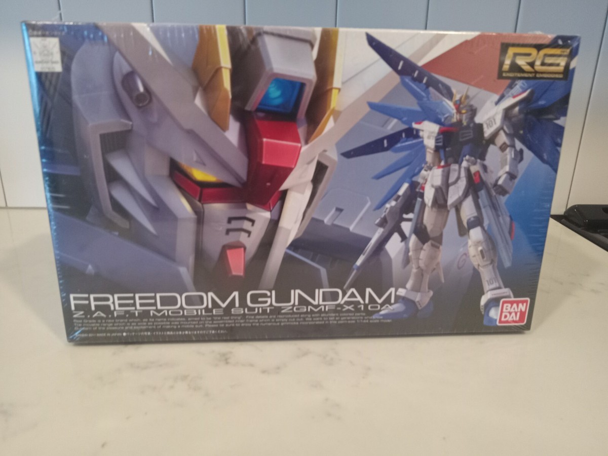 Bandai Model Kit Freedom Gundam ZAFT Mobile Suit ZGMF-X10A 1:144