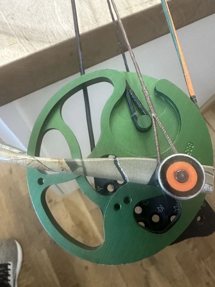 Bear Truth 2 Young Gun Compound Bow.. Right Hand. Excellent Condition - Image 2 of 3