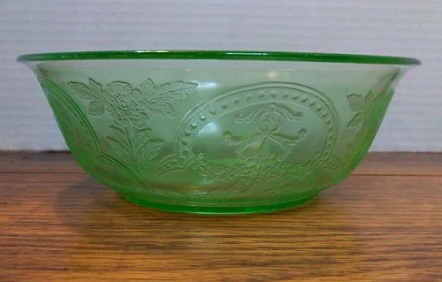 Indiana Depression Glass Horseshoe Green Uranium Mixing Bowl Rare 7 1/2"