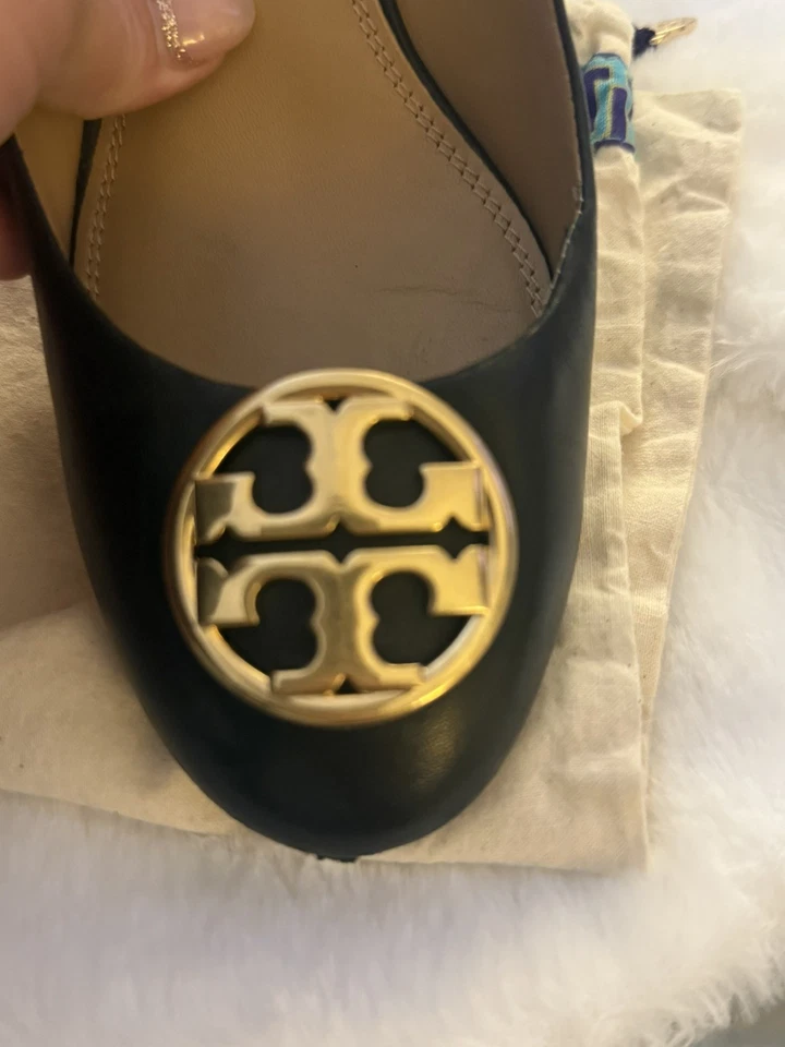 Zapatos de salón Chelsea de cuña de cuero negro Tory Burch con logotipo de medallón dorado talla 9 Foto 4 de 4