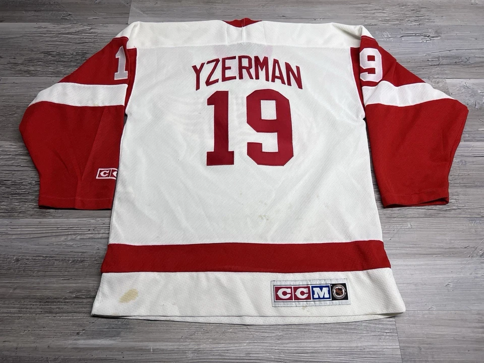 Camiseta deportiva de hockey vintage CCM Detroit Red Wings juvenil talla L/XL Steve Yzerman #19 cosida Foto 2 de 4