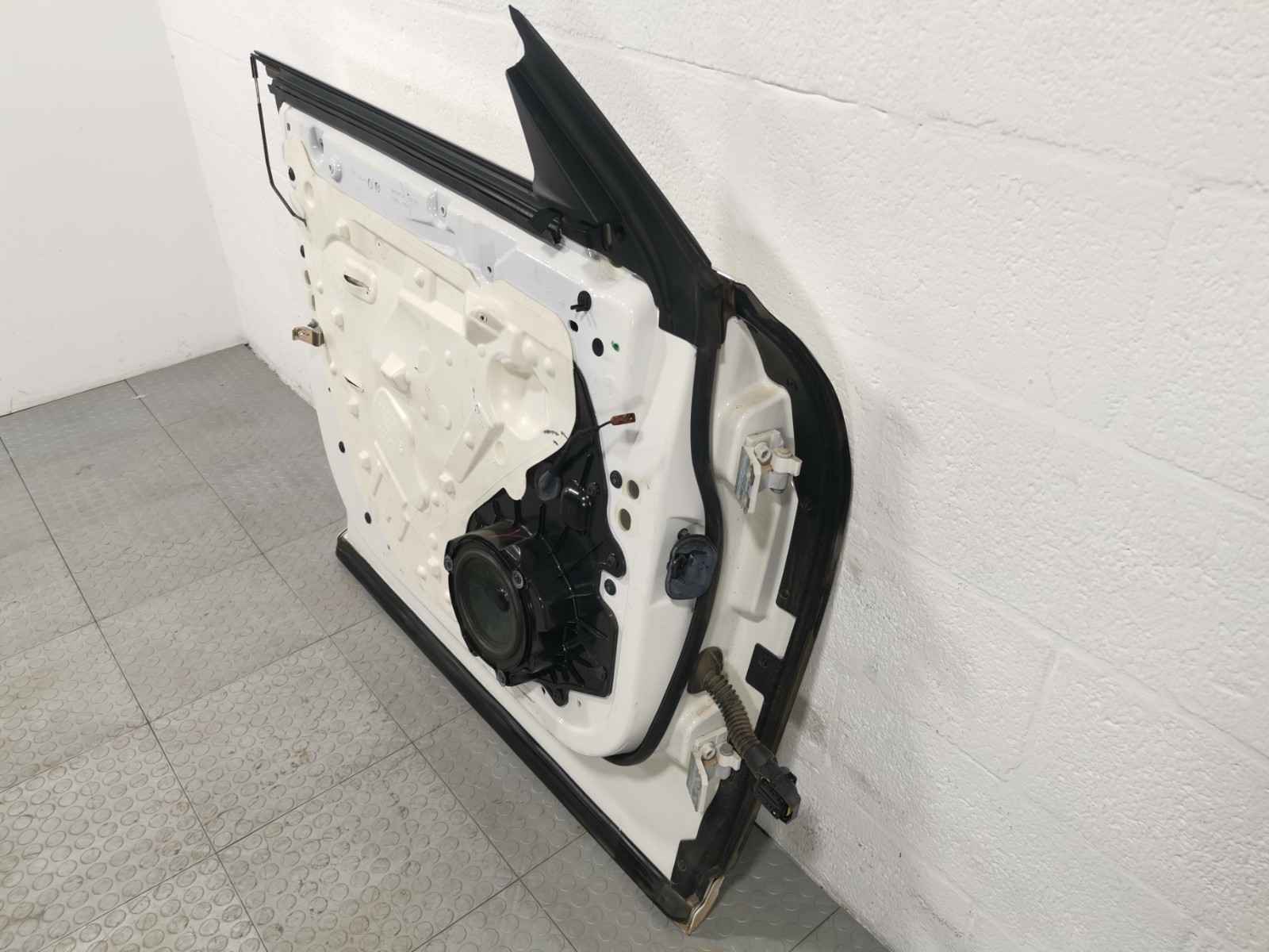Maserati Levante 2018 AWD AUTO 3.0L Front Left White Complete Door HP29049A OEM