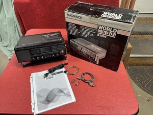 MAGNAVOX D2999 WORLD BAND, HAM, AM/FM RECEIVER. PRISTINE CONDITION