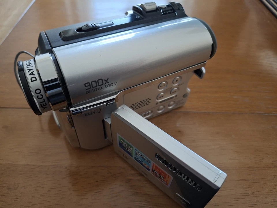 Samsung Camcorder with accessories and carrying case. - Image 2 of 4