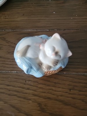 Vintage Avon 1983 Cat In Basket Figurine Potpourri Porcelain Decor