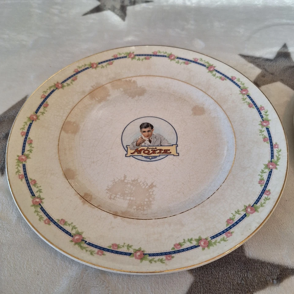 Juego De Colección De 2 Platos Publicitarios Moxie 9.5 y 8.5 Pulgadas Con El Hombre Moxie Foto 2 de 4