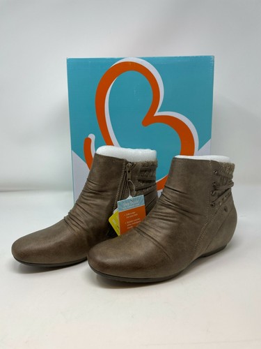BareTraps Peanut Taupe Knöchel Keilabsatz Bootie Komfort und Stil Neu im Karton KOSTENLOSER VERSAND!!!