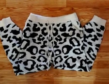 NWOT Black And White Thick Soft Cozy Sweater Jogger Pants