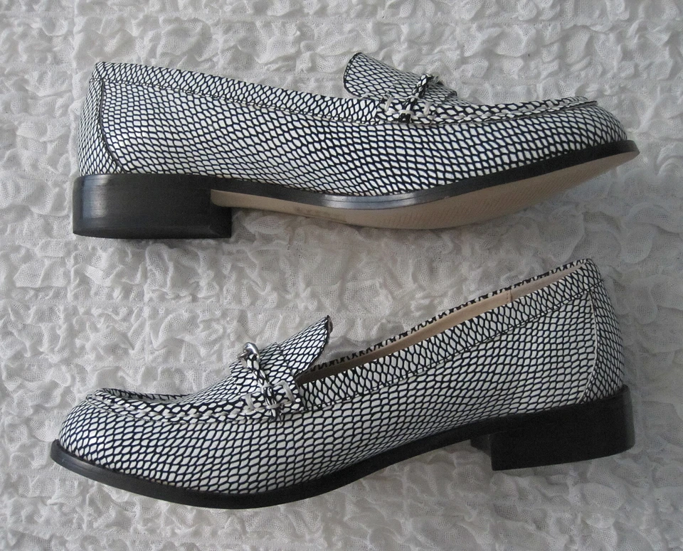 NUEVO Mocasín Talla 8.5 B Victoria's Secret Logo Blanco y Negro $78 Foto 2 de 3