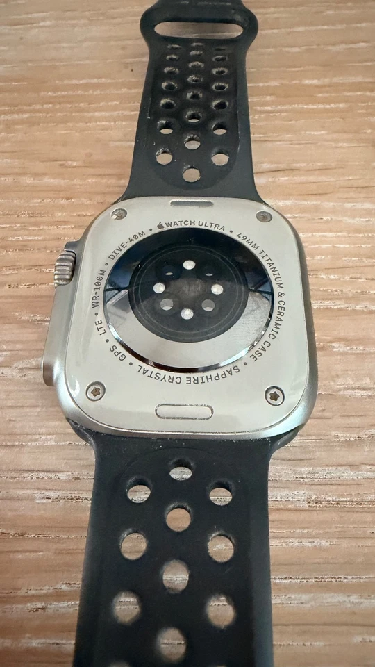 Apple Watch Ultra 2 49mm Titangehäuse mit Armband Silikon in schwarz - Bild 4 von 4