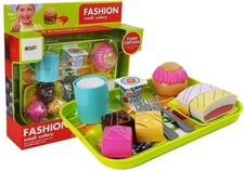 Set zum Essen von Dessertkuchen mit Tablett