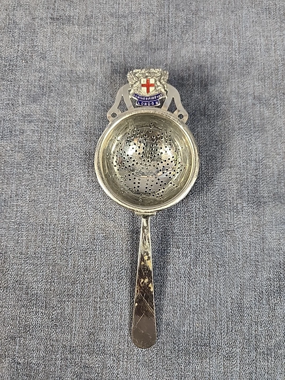 Enamel Coat of Arms Domine Dirige Nos London Over Cup Chrome Tea Strainer u-15G