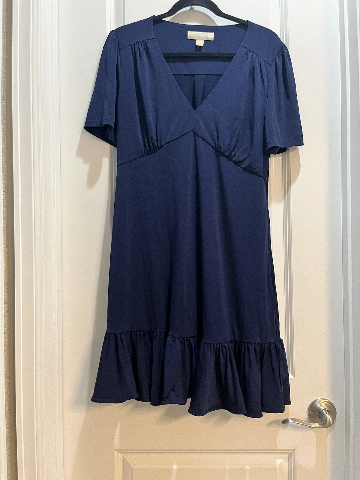 Abito Michael Kors scollo a V manica orlo con volant blu navy grande da ascella ad ascella 20"