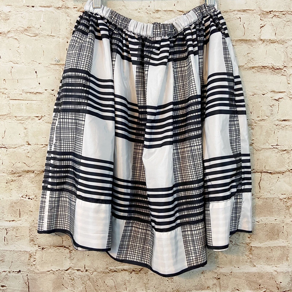Falda acampanada satinada a cuadros Joe Fresh para mujer cintura elástica talla S negra blanca Foto 3 de 4
