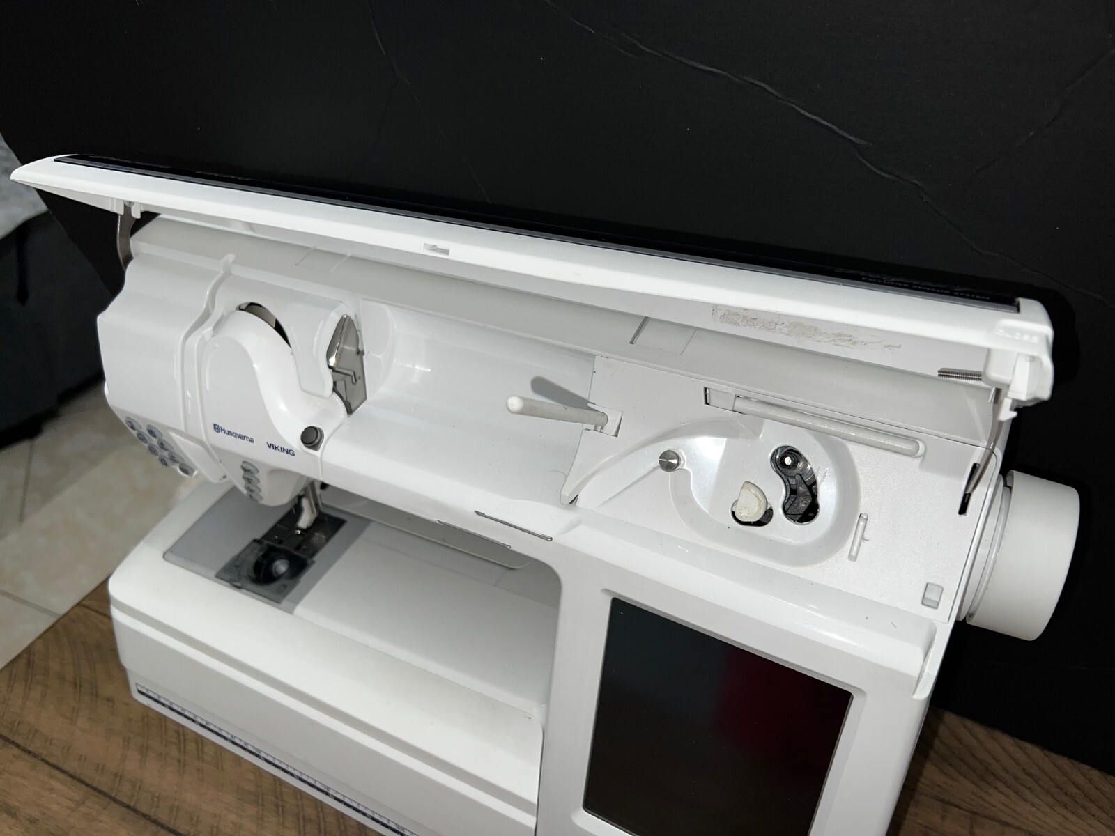 HUSQVARNA VIKING DESIGNER 1 SEWING EMBROIDERY MACHINE & FOOT PEDAL