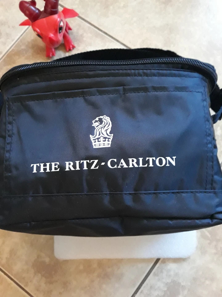 Fiambrera promocional de colección negra con logotipo de hotel Ritz-Carlton ---USADA EN EXCELENTE ESTADO--- Foto 2 de 4