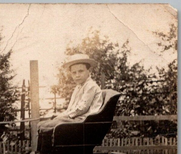 Cartolina Giovane ragazzo in cappello di paglia con passeggino disegnato cavallo pony maculato RPPC 1904 18 iK