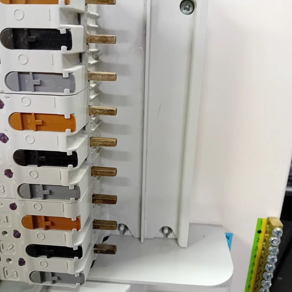 Merlin Gerin MGBN6E Three phase - 6 way  Pan Assembly - 250 amp rated Bus Bars. - Image 3 of 4