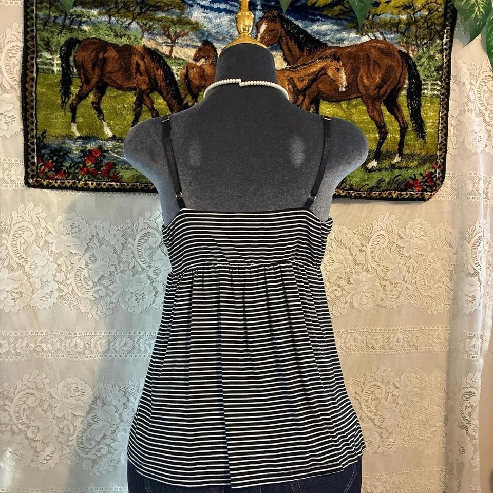 Camiseta sin mangas a rayas blanco y negro con ribete de encaje y detalle de cinta Foto 4 de 4