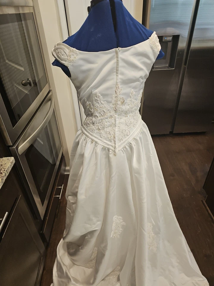 Vestido de novia de encaje con cuentas Moonlight 10 Foto 2 de 4