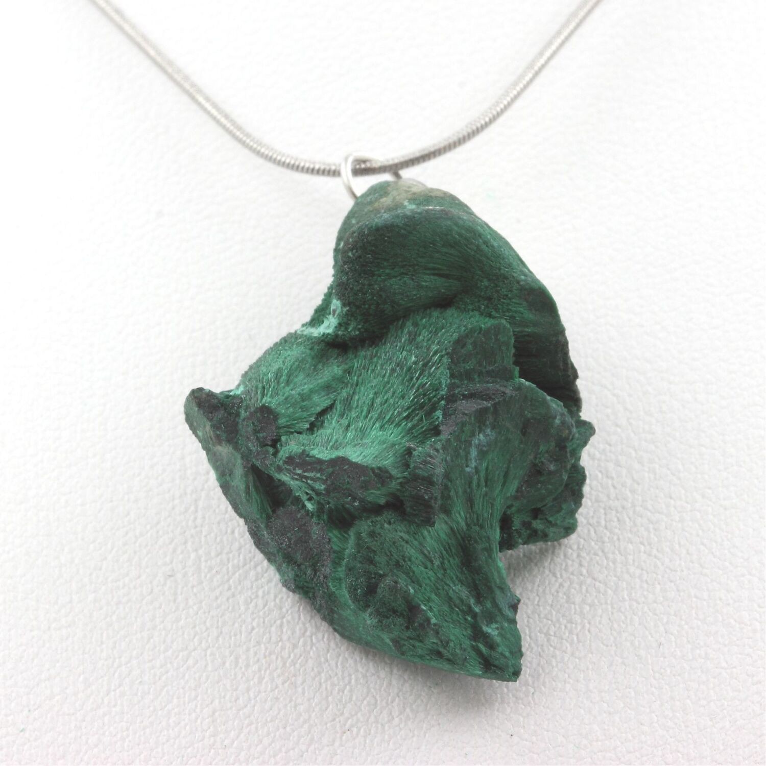 Collier malachite brute authentique 81.80 ct pour passionné de gemmes