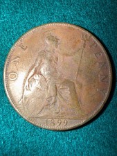 une pièce de monnaie britannique de 1 penny datant de 1899